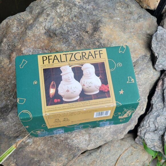 Pfaltzgraff Wintery Snowpeople Salt & Pepper Shaker - Picture 1 of 12